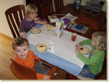 20070318-08 Cake opeten met de buurmeisjes 08